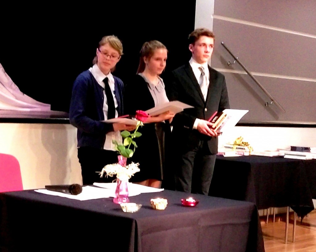Laureaci Zlotych Piór. Od lewej - Olga Banasik, Laura Chuchla, Adam Cieślewicz. Fot. Edmund muscari Czynszak